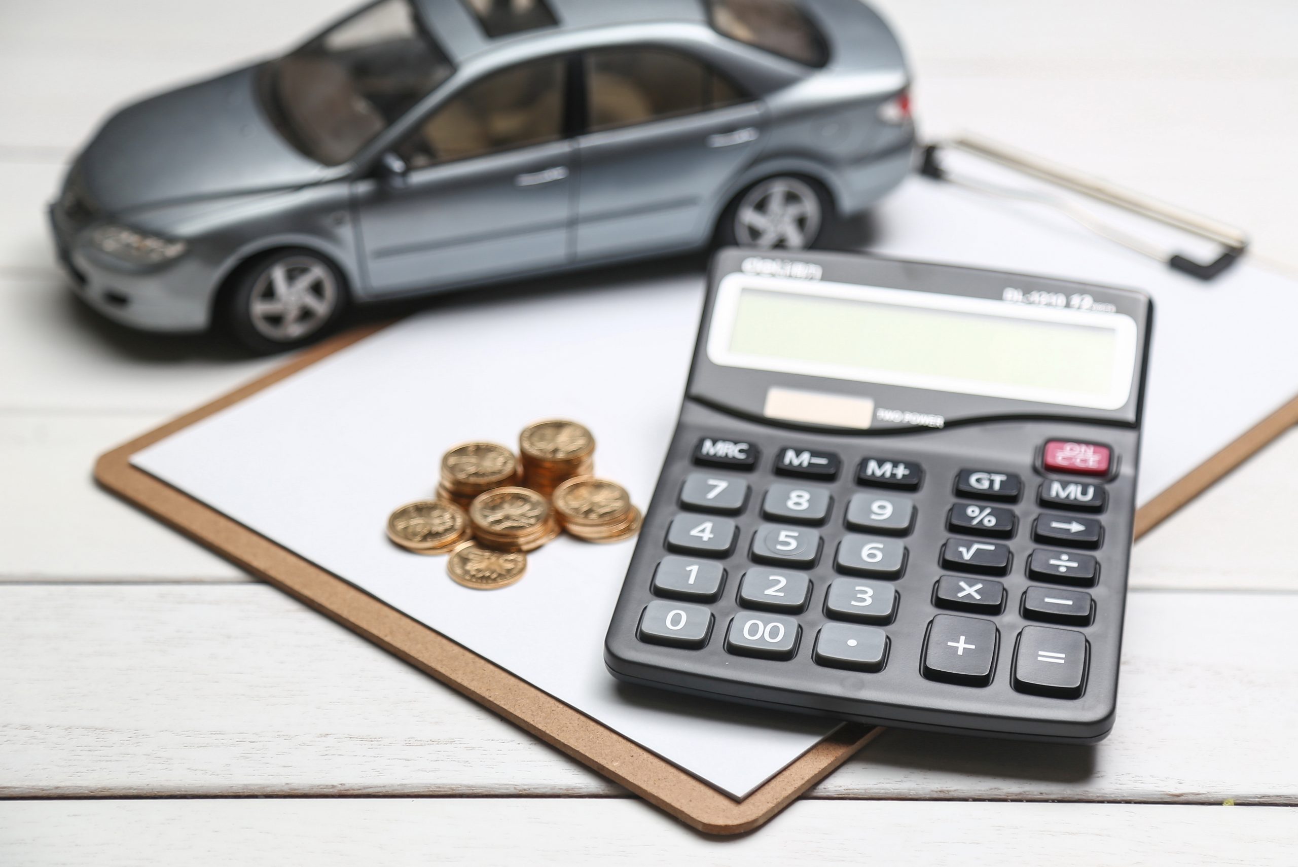 Kredyt samochodowy 3 car model calculator coins white table 1 scaled